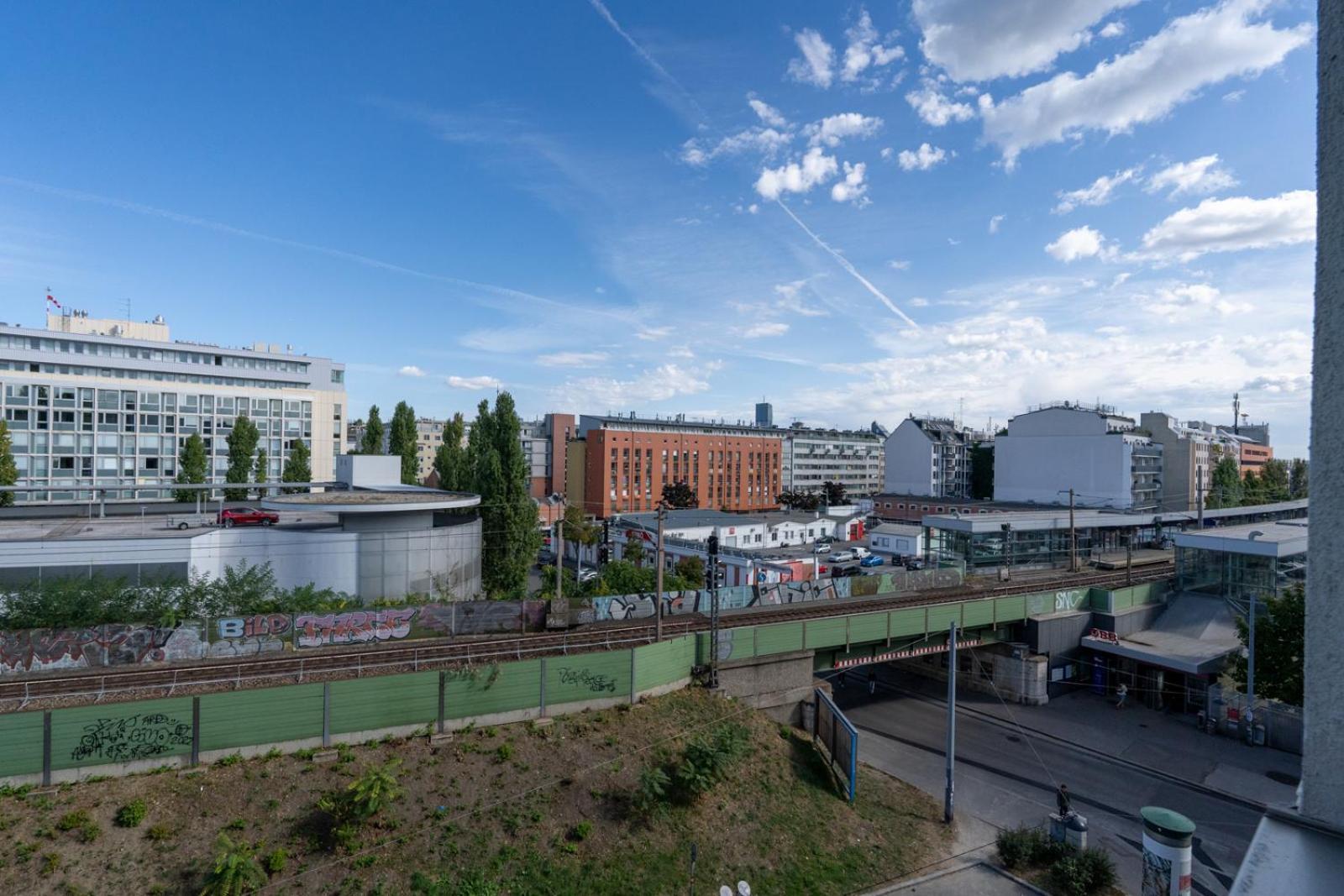 Two Bedrooms - 85 Squaremeters - 4 Min To U6 Dresdner Str Apartment