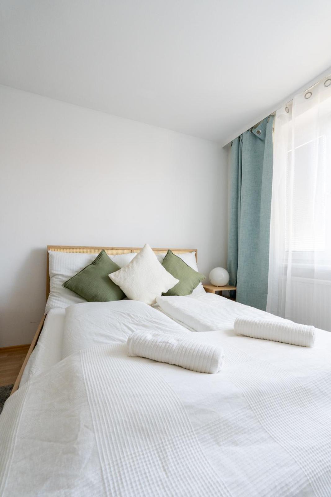 Two Bedrooms - 85 Squaremeters - 4 Min To U6 Dresdner Str Apartment *