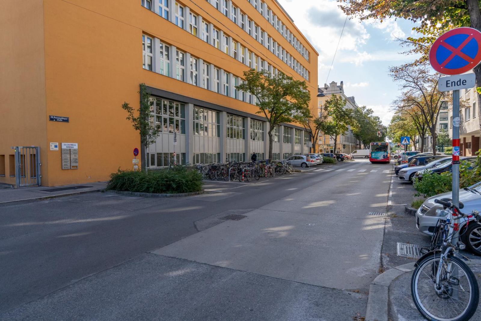 Two Bedrooms - 85 Squaremeters - 4 Min To U6 Dresdner Str Apartment *