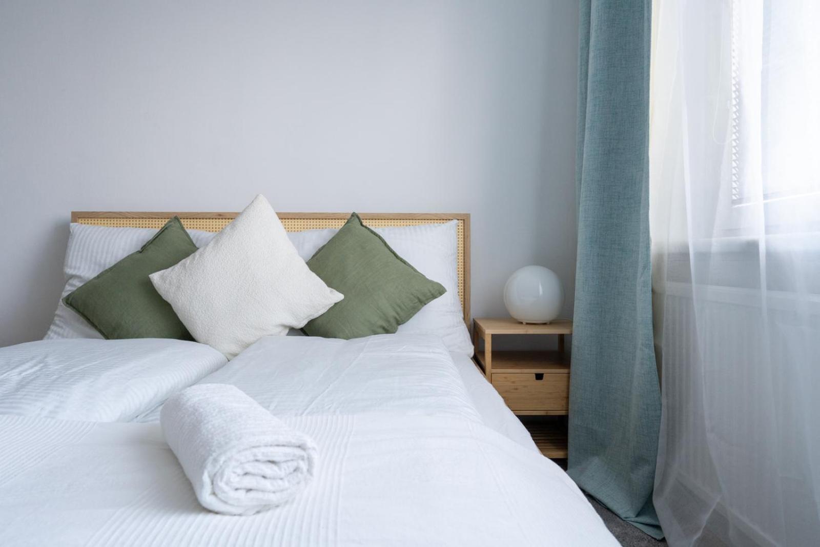 Two Bedrooms - 85 Squaremeters - 4 Min To U6 Dresdner Str Apartment *
