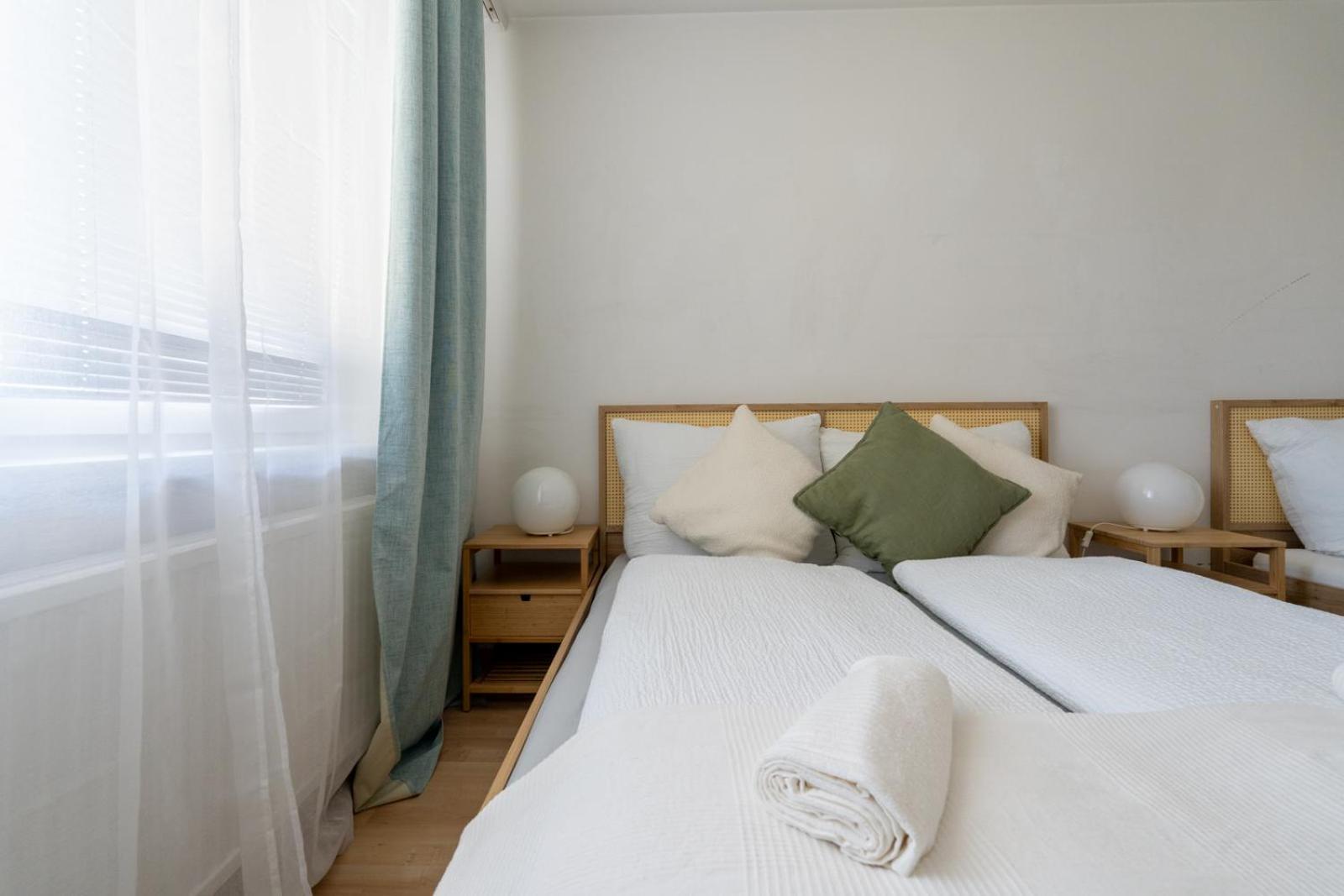 Two Bedrooms - 85 Squaremeters - 4 Min To U6 Dresdner Str Apartment
